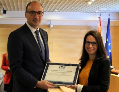 Ins Gmez (ASEFAVE) recibe el premio a la mejor secretara de CTN de manos del Director General de UNE, Javier Garca